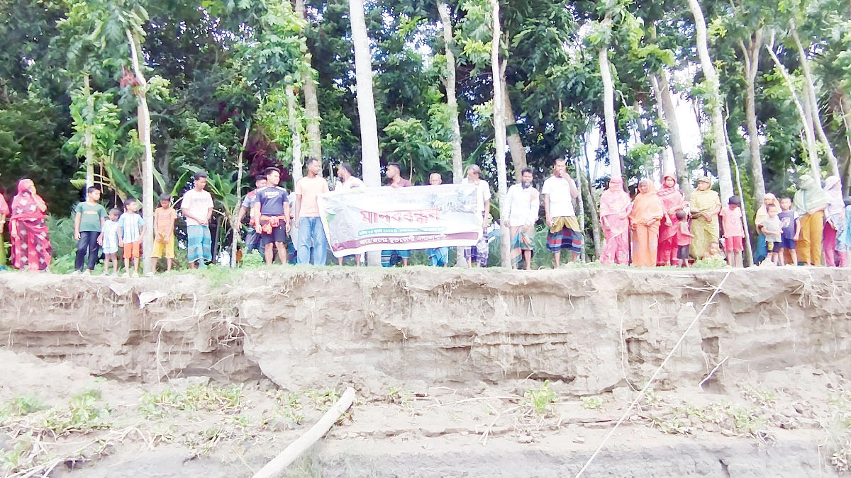 নবগঙ্গা ‘গিলছে’ নড়াইলের ইসলামপুর