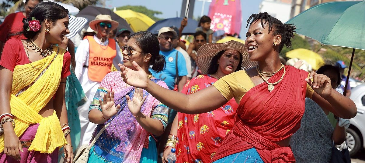 জোহানেসবার্গে ঐতিহ্যবাহী সাজে একদল দক্ষিণ আফ্রিকান ভারতীয় নারী। ছবি : সংগৃহীত