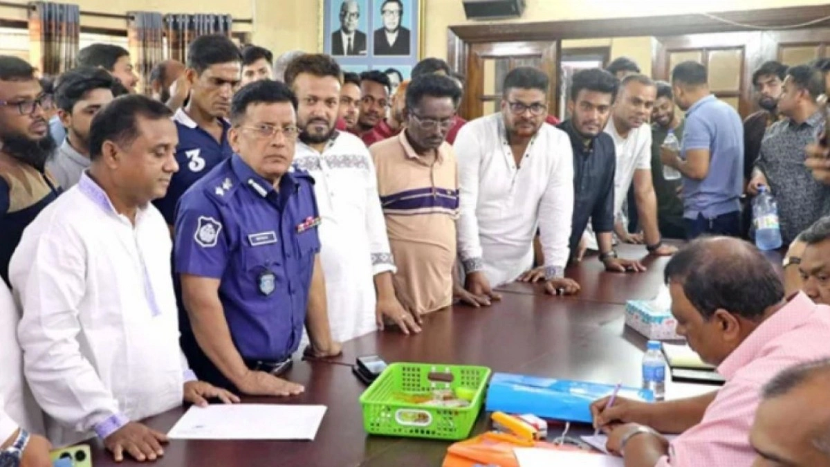 ইউনিফর্মে আ.লীগের মনোনয়ন জমা, অতিরিক্ত ডিআইজিকে বাধ্যতামূলক অবসর