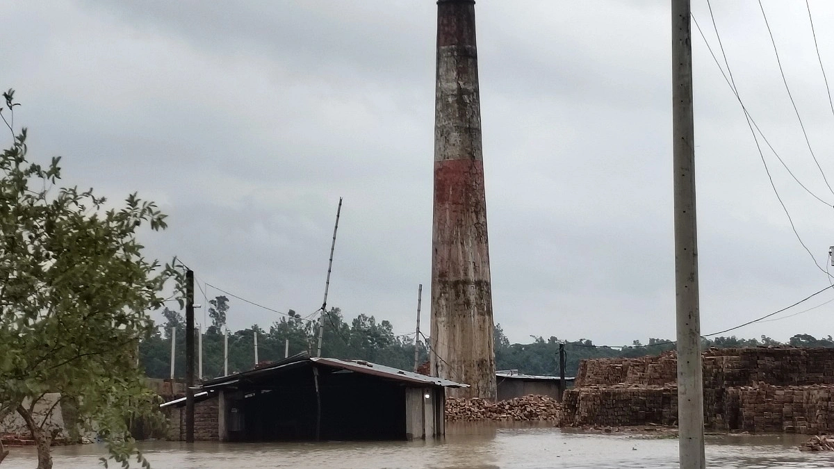 খোয়াই নদীর বাঁধ ভেঙে প্রায় ২০টি গ্রাম প্লাবিত