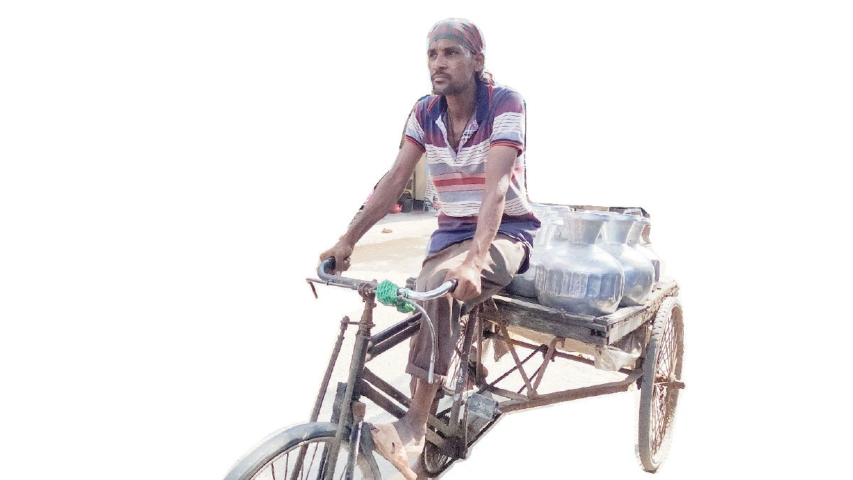 পুকুরের পানি বিক্রি করে  চলে সংসার