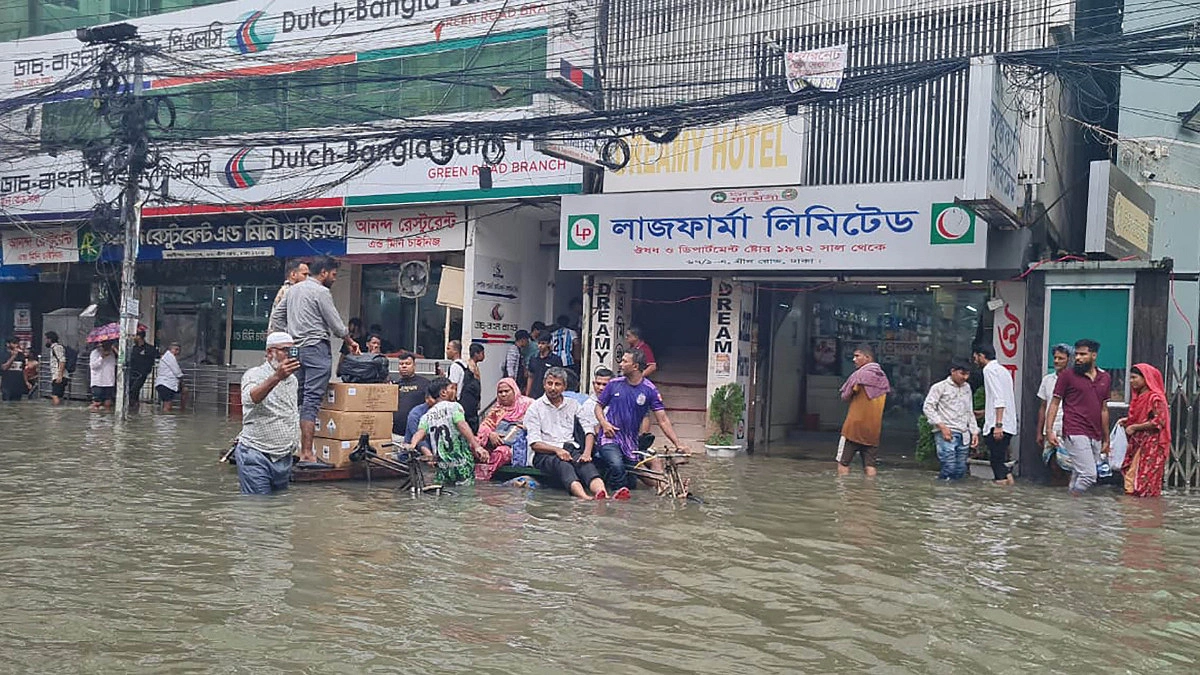জলাবদ্ধতায় বিদ্যুৎস্পৃষ্টতার ঝুঁকি, সতর্কতায় বাঁচবে প্রাণ