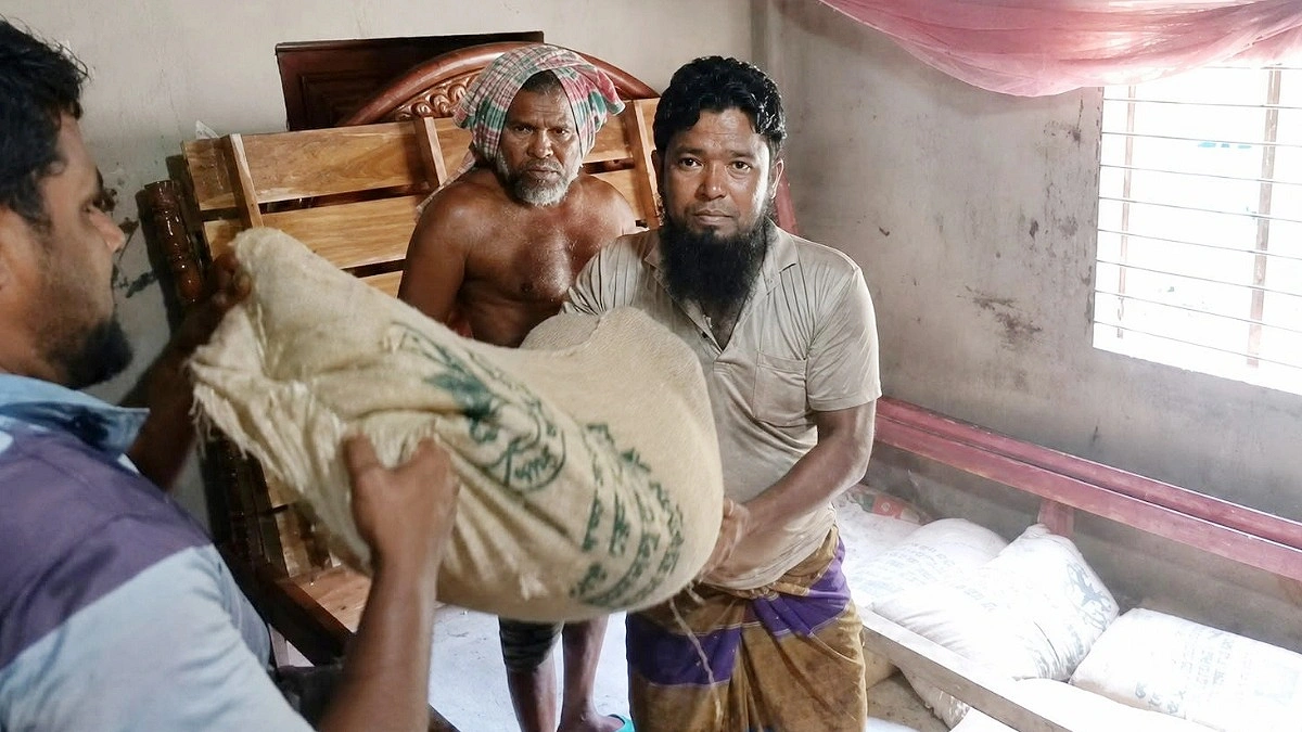 মুদি ব্যবসায়ীর ঘরে জেলেদের ৩৪ বস্তা সরকারি চাল