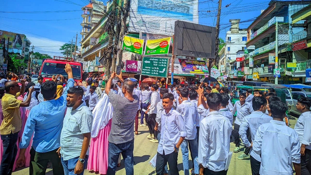 শিক্ষার্থীদের সড়ক অবরোধ, ঢাকা-সিলেট মহাসড়কে যানজট