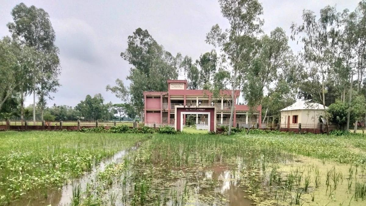 স্কুল আছে, যাওয়ার রাস্তা নেই