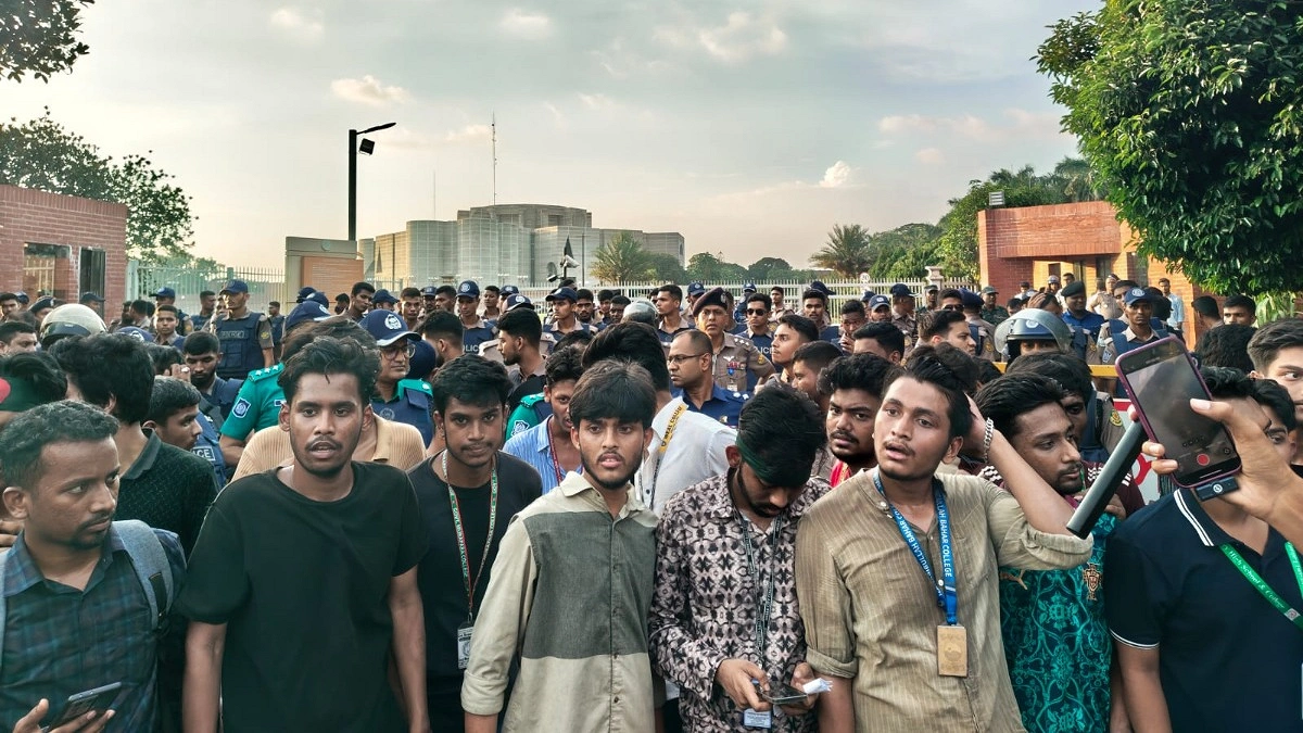 সংসদ ভবনের সামনে অবস্থান আন্দোলনকারীদের