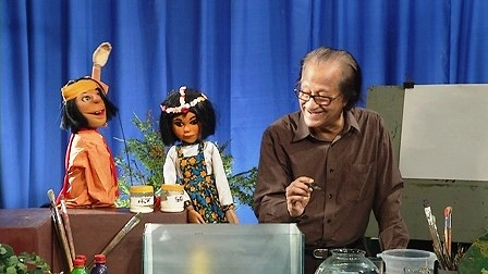 বিটিভিতে প্রচারিত মনের কথা অনুষ্ঠানে পারুল ও বাউল চরিত্রকে নিয়ে হাজির হতেন মুস্তাফা মনোয়ার। সঙ্গে থাকত ষাঁড়