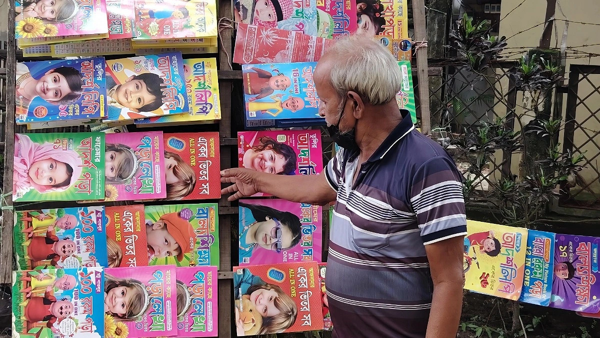 ৬০ বছর পথচলায় এক আলোর ফেরিওয়ালা