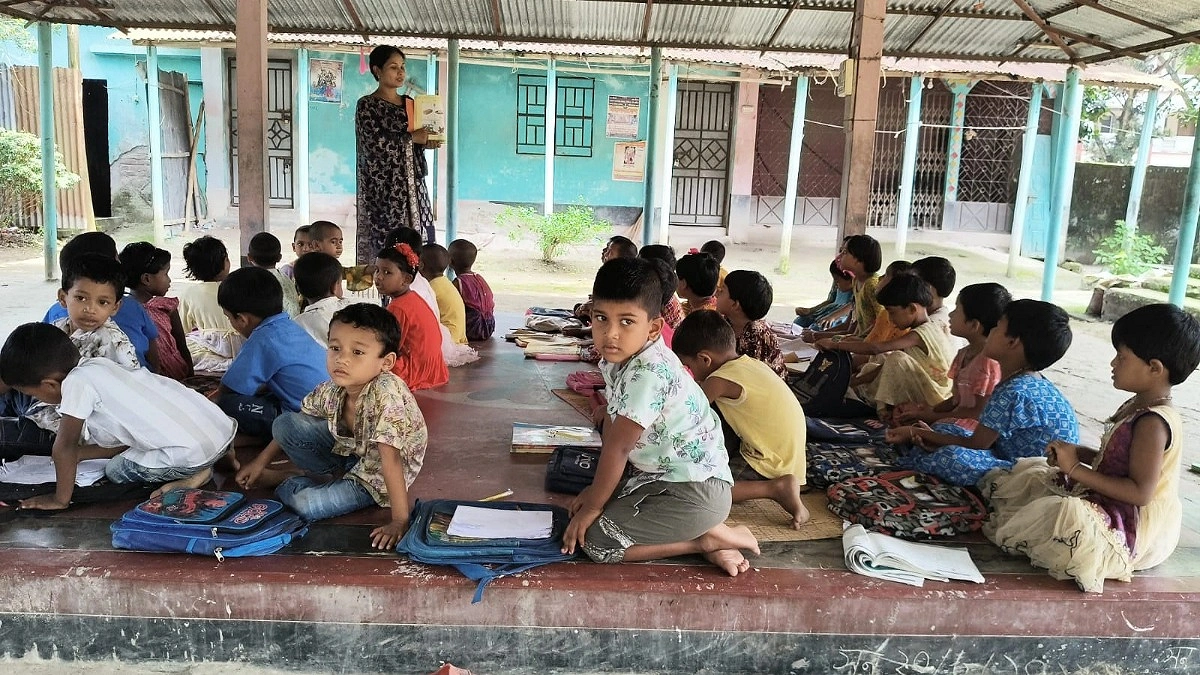 বিদ্যালয় ভবন ঝুঁকিপূর্ণ, পাঠদান মন্দিরের বারান্দায়