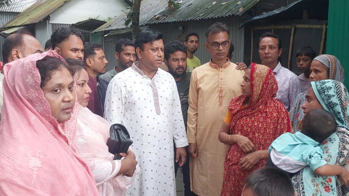 রায়পুরায় শোকার্তদের পাশে এমপি আশরাফ, নিহত চারজনের কবর জিয়ারত