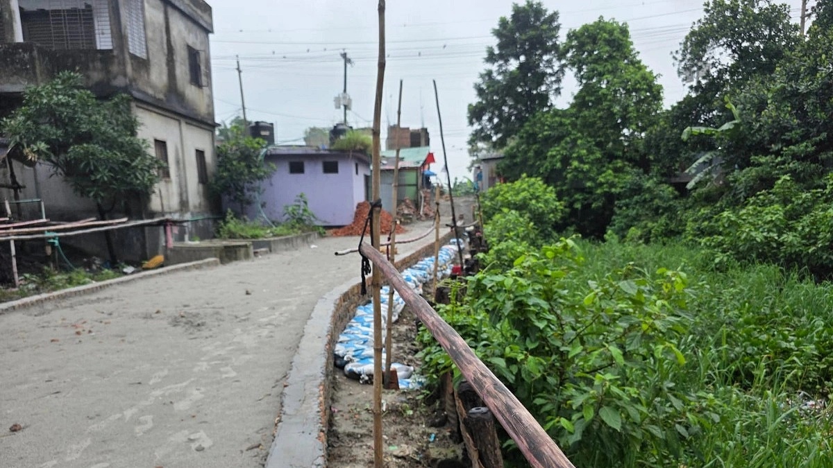 সরকারি টাকায় ‘বাড়ির রাস্তা’ নির্মাণ ইউপি চেয়ারম্যানের