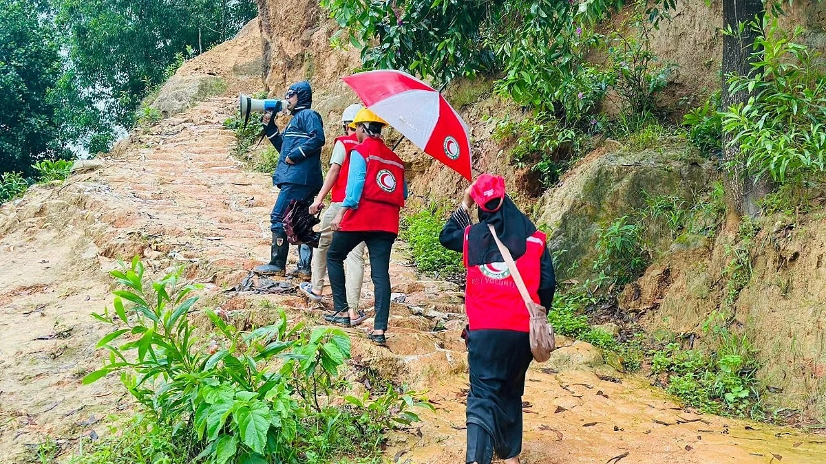 মৃত্যুর মিছিলেও পাহাড় ছাড়ছে না কেউ, ঝুঁকিতে ৫ লাখ মানুষ