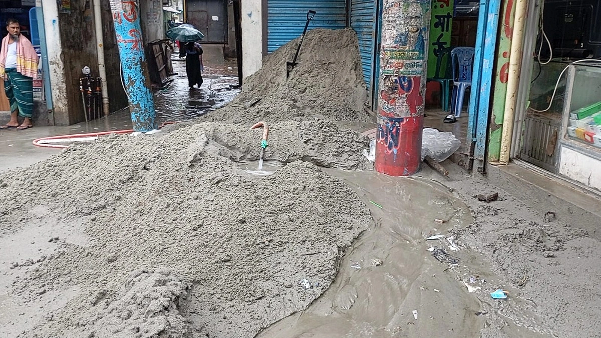 চাঁদা না পেয়ে দোকানের সামনে বালু ফেলার অভিযোগ যুবদল নেতার বিরুদ্ধে