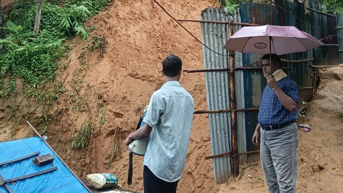 পাহাড় থেকে ঝুঁকিপূর্ণ বাসিন্দাদের সরে যেতে মাইকিং। ছবি: রনি দে