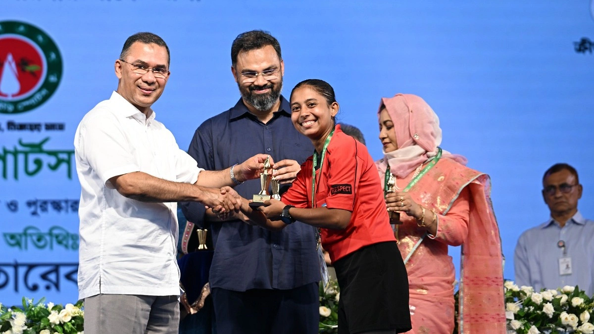 বিজয়ীদের হাতে পুরস্কার তুলে দিলেন প্রধানমন্ত্রী