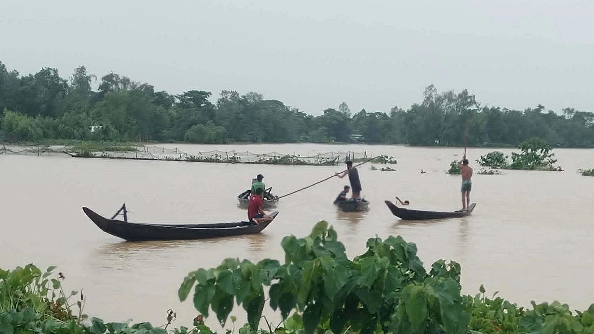 ঘরে পানি, আশ্রয় খুঁজতে বেরিয়ে নৌকাডুবে হারাল মেয়ে