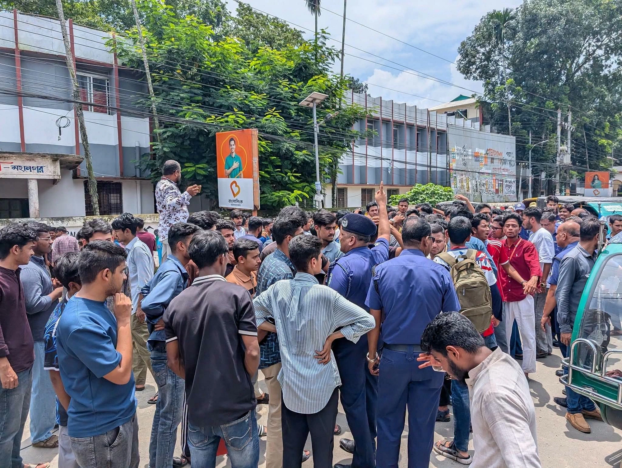 ময়মনসিংহে নগরীর টাউন হল মোড়ে বিভিন্ন কলেজের শিক্ষার্থীরা