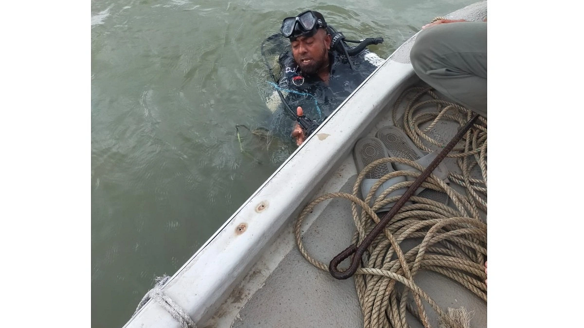 বুড়িগঙ্গায় লঞ্চের ধাক্কায় ট্রলারডুবি, সব আরোহী জীবিত উদ্ধার