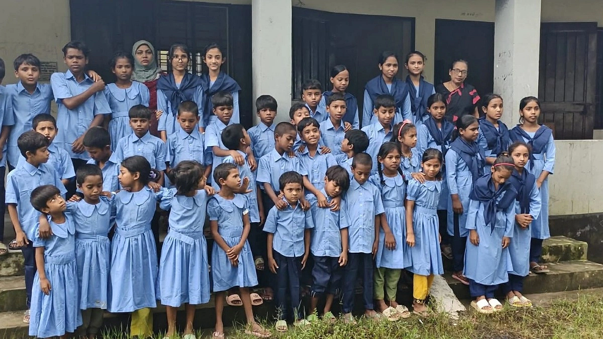 ঝরে পড়া শিক্ষার্থীদের বিনামূল্যে স্কুল ড্রেস দিল জেলা প্রশাসন