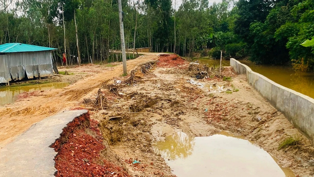 বন্যায় ভেঙে গেল নতুন সড়ক, দুর্ভোগ