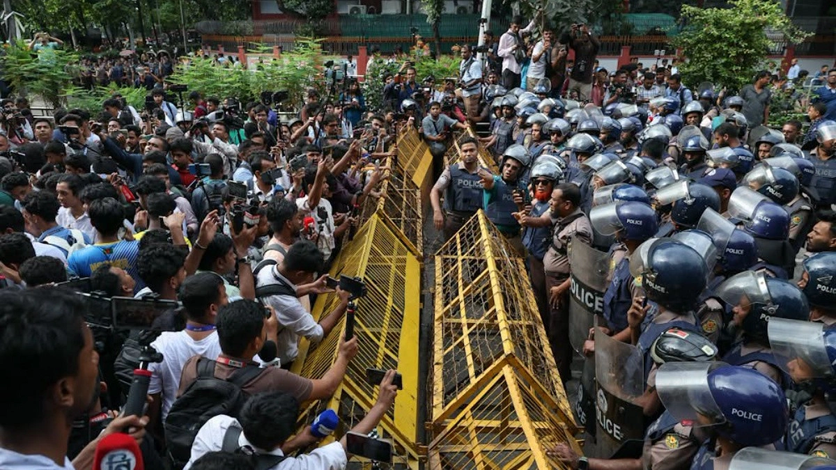 সচিবালয়ের সামনে শিক্ষার্থীরা, বাধা পুলিশের