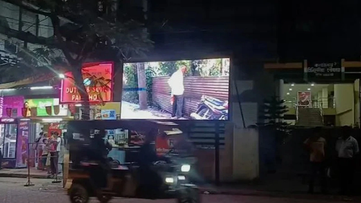 ভারতে প্রকাশ্যে প্রস্রাবকারীদের ছবি বড় পর্দায় দেখানো ঘিরে বিতর্ক