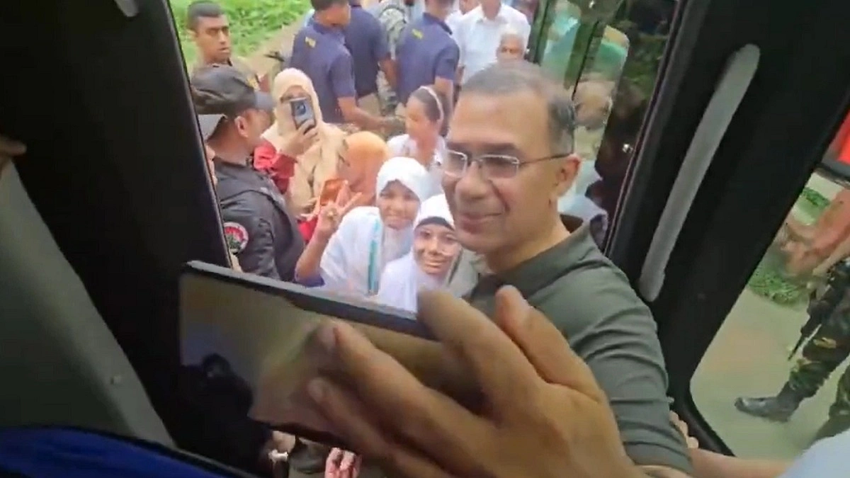 বাস থামিয়ে শিক্ষার্থীদের সঙ্গে সেলফি তুললেন প্রধানমন্ত্রী