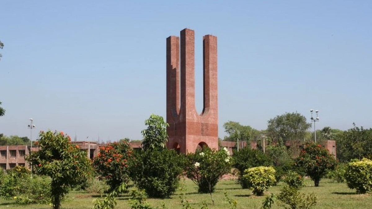 জাবিতে রাতভর র্যাগিং, ৮ শিক্ষার্থী সাময়িক বহিষ্কার