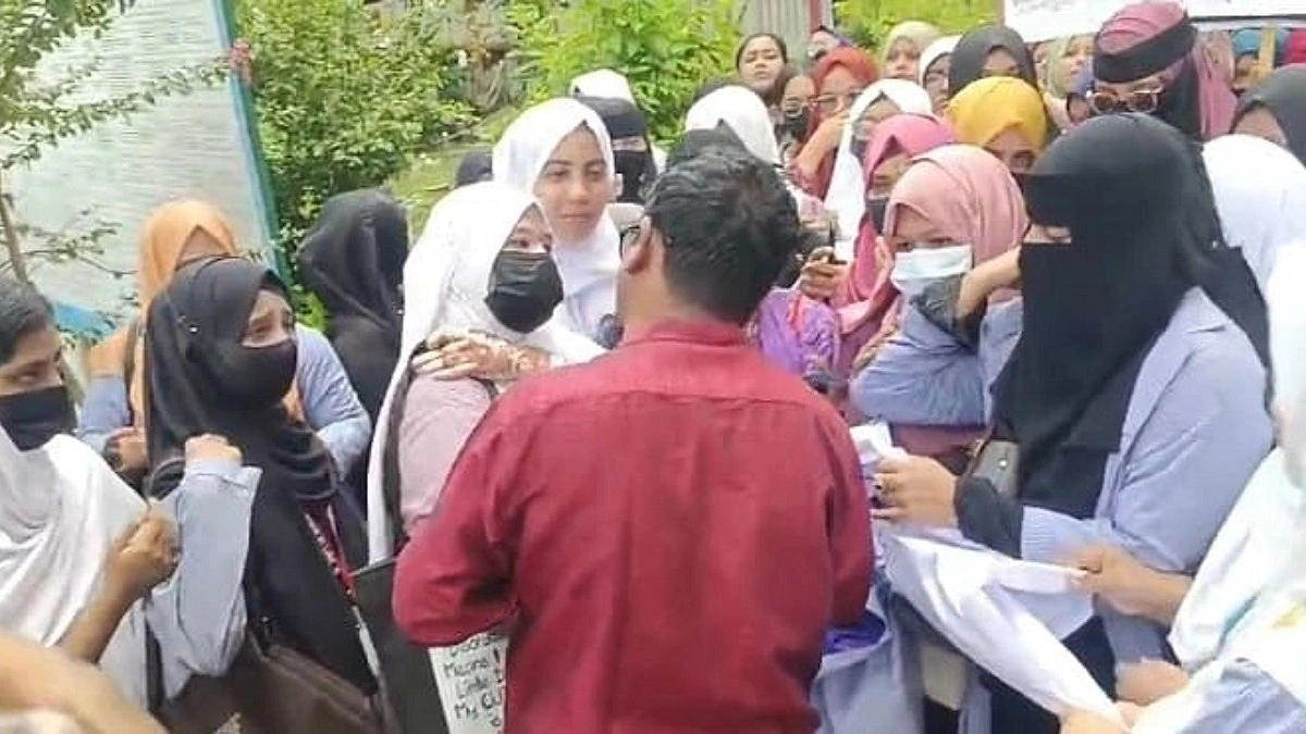 শিক্ষার্থীদের কাছে শিক্ষকের অনুরোধ ‘চাকরিডা খাইয়ো না’