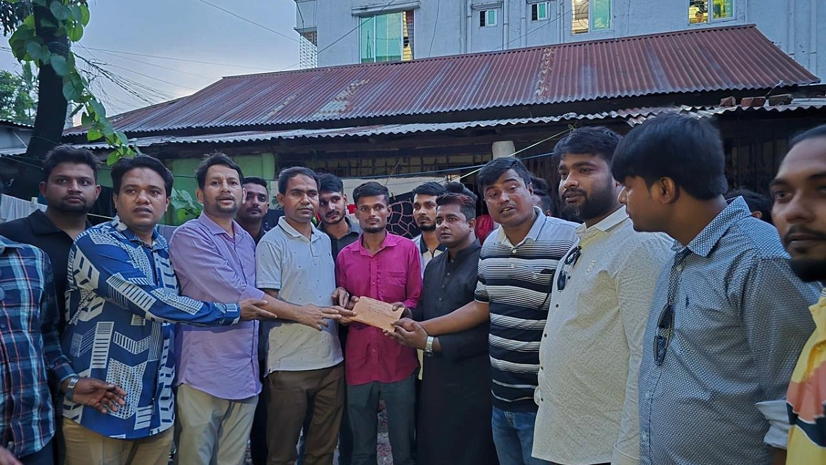 জুলাই শহীদ হৃদয়ের পরিবারকে প্রধানমন্ত্রীর শুভেচ্ছা উপহার