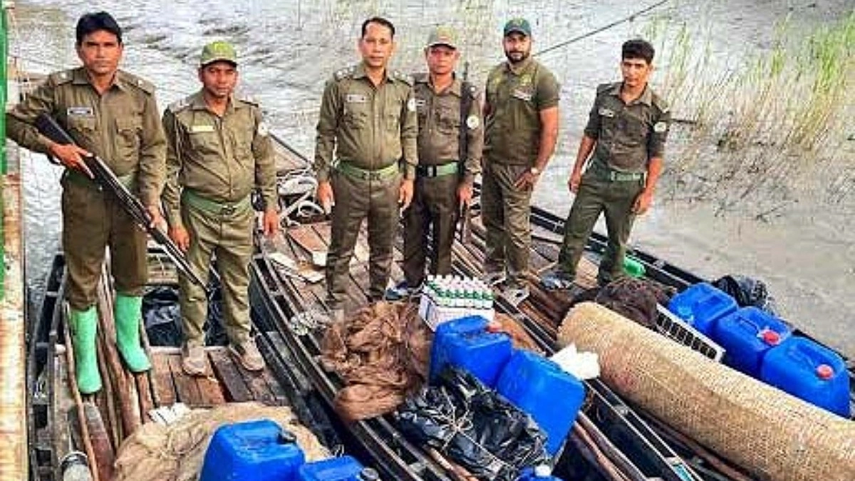 বিষ দিয়ে মাছ ধরার প্রস্তুতি : কীটনাশক-টোনাজালসহ নৌকা জব্দ