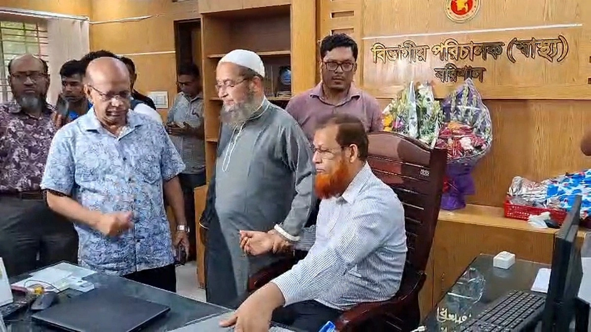 জুলাই বিরোধী আখ্যা দিয়ে স্বাস্থ্য পরিচালককে কক্ষ থেকে বের করে তালা