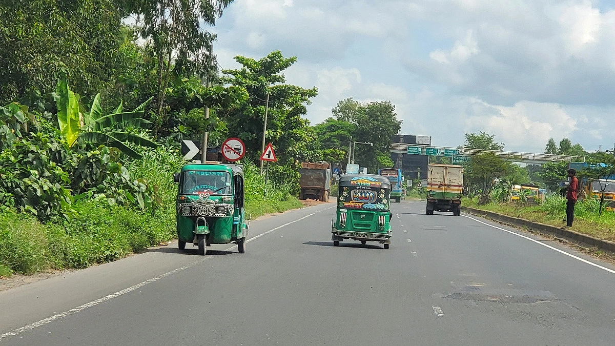 নিষিদ্ধ তিন চাকার দখলে ঢাকা-চট্টগ্রাম মহাসড়ক