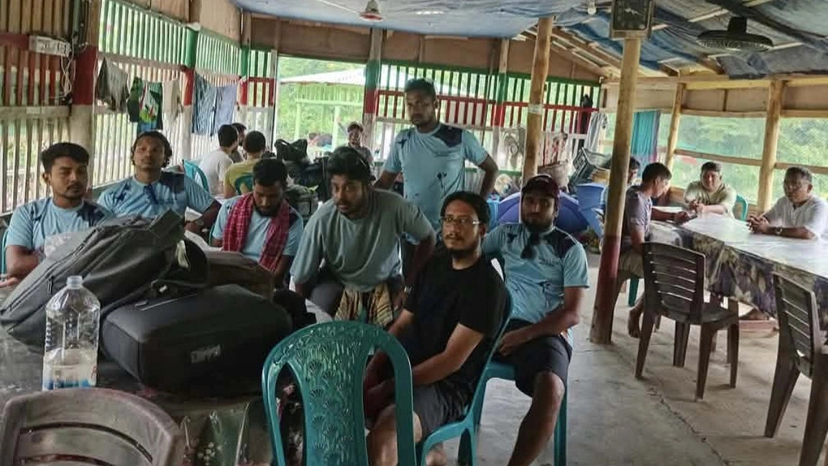 আটকে পড়া শতাধিক পর্যটক ফিরলেন থানচি সদরে