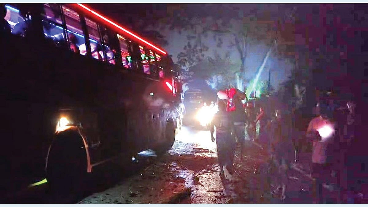 ডিম কুড়াতে ব্যস্ত এলাকাবাসীর ওপর উঠল বাস, নিহত ৫