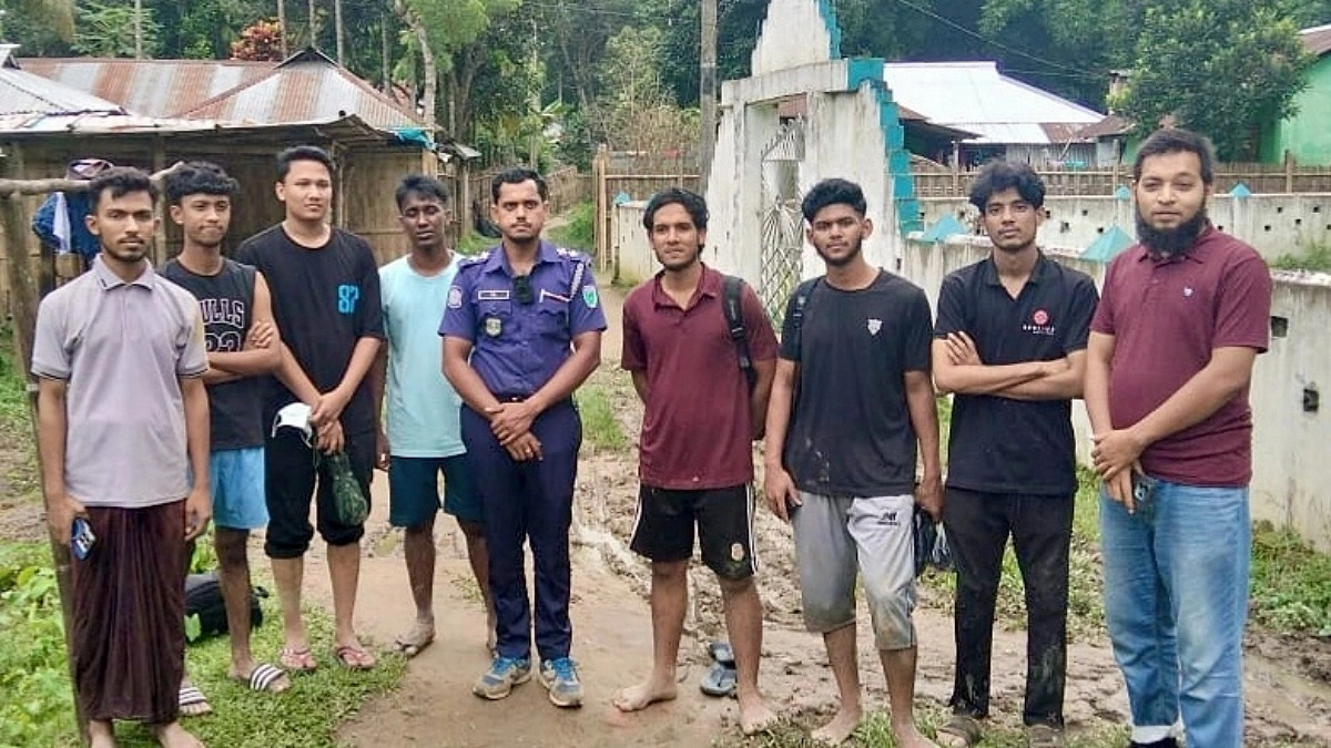 বন্ধু পা পিছলে পড়ায় হামহামে আটকা অন্যরা, ২ ঘণ্টা পর উদ্ধার