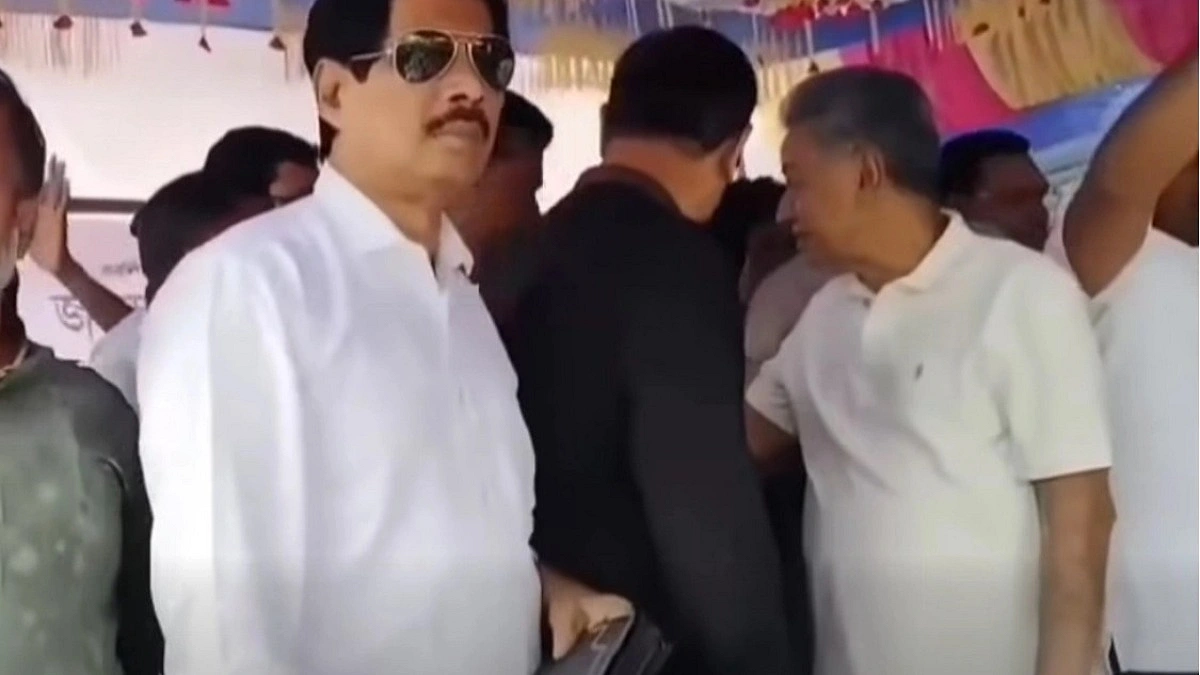 হঠাৎ ভেঙে পড়ল মঞ্চ, অল্পের জন্য রক্ষা পেলেন আমির খসরু