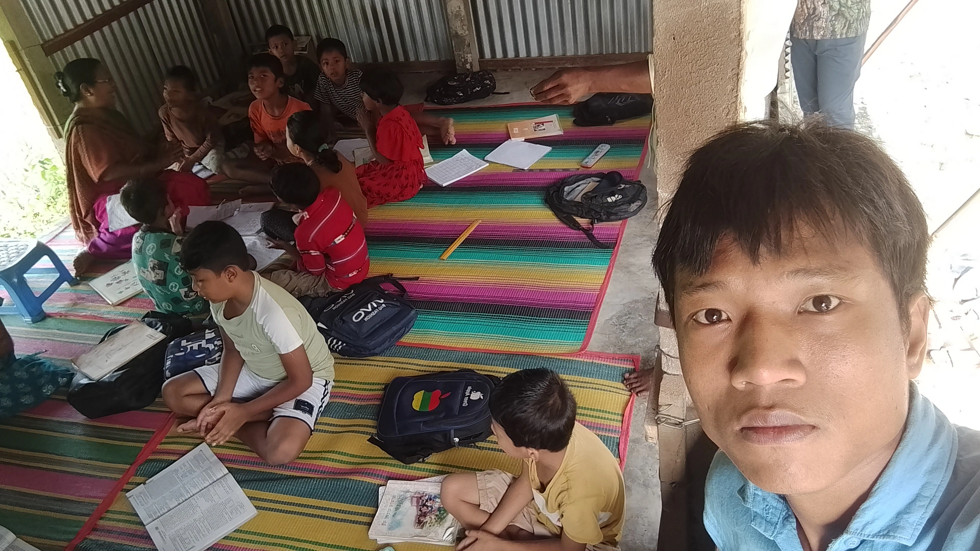সেলফি তুলছেন লেখক।