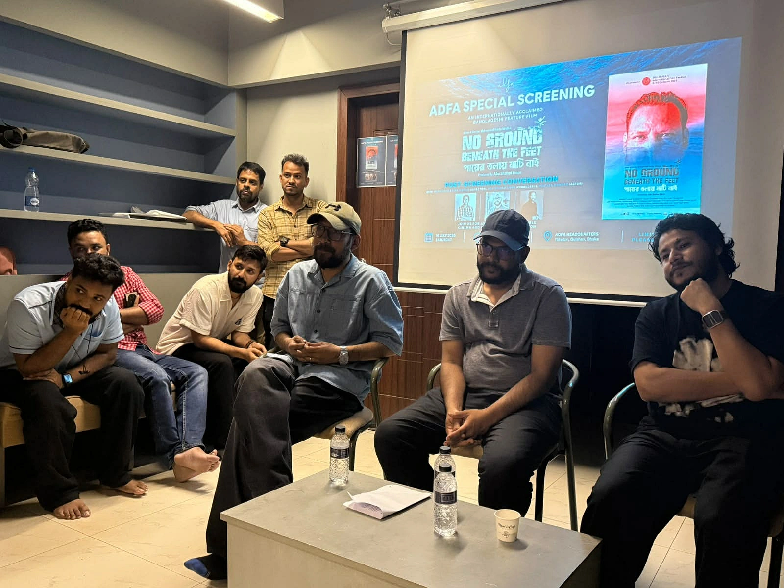 প্রদর্শনী শেষে অনুষ্ঠিত হয় প্রশ্নোত্তর ও উন্মুক্ত আলোচনা। ছবি: অ্যাডফা পর্ব।
