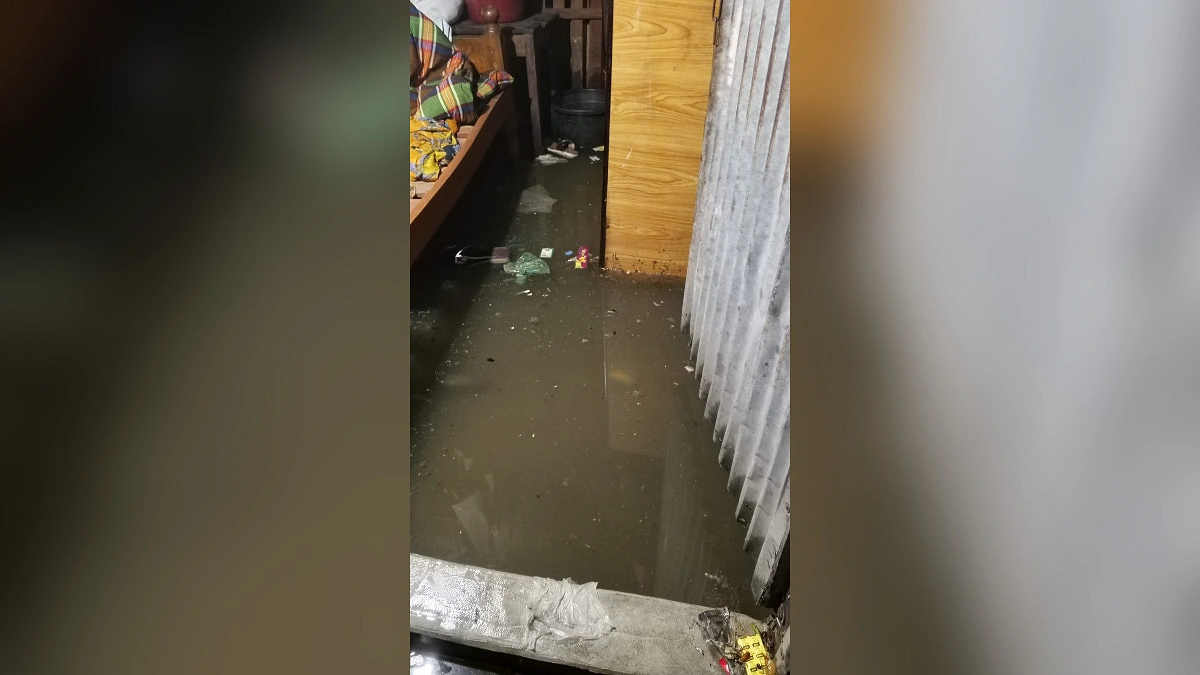 বস্তিতে কোমর পানি, ভাবার সময় নেই কারও