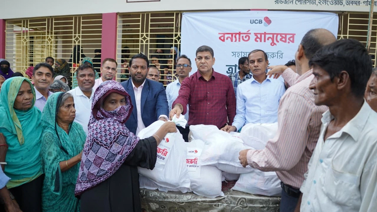 বন্যার্তদের পাশে ইউসিবির কর্মীরা