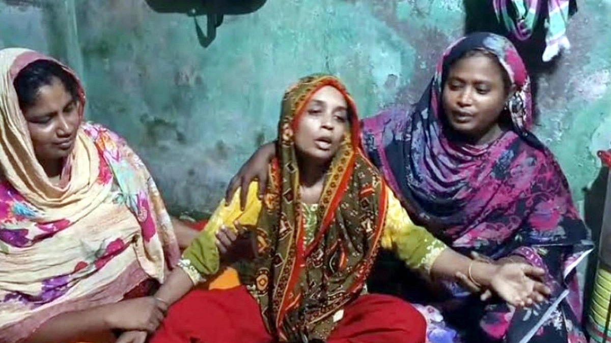 ‘এক লাখ টাকার জন্য আমার চোক্ষের সামনে আমার বাবাডারে মারছে!’