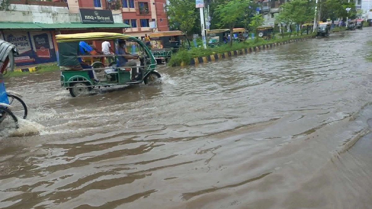 জলজটে খুলনা নগরীর সড়কে হাঁটু পানি