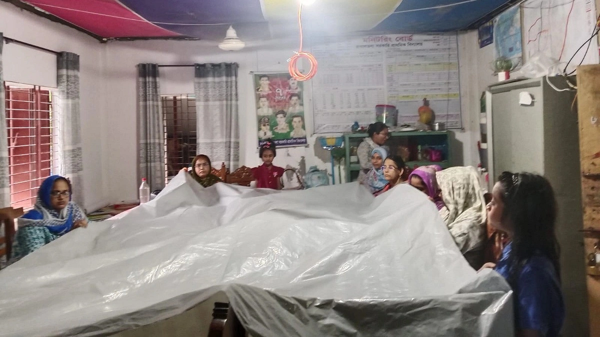 বৃষ্টি হলেই দুর্ভোগ নামে ৮২ বছরের বিদ্যালয়টিতে