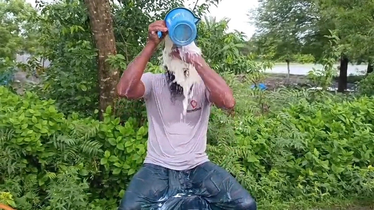 দুধ দিয়ে গোসল করে জামায়াতকর্মীর দলত্যাগ
