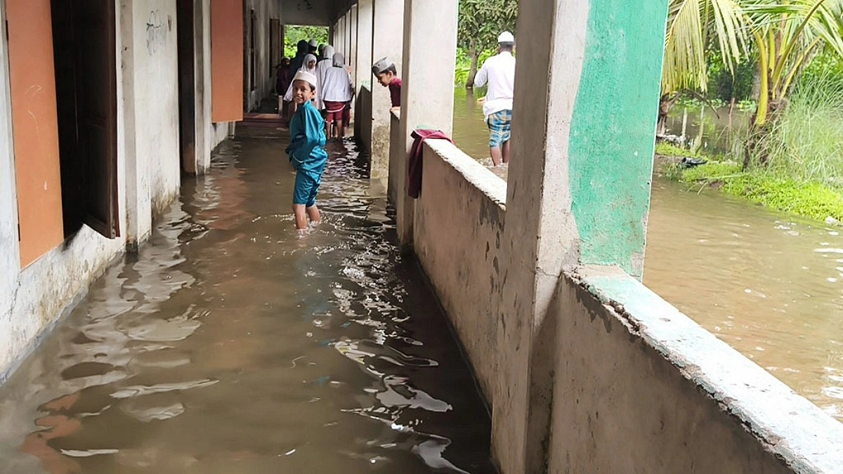 জলাবদ্ধতায় চার দিন বন্ধ টুঙ্গিপাড়ার মাদ্রাসা