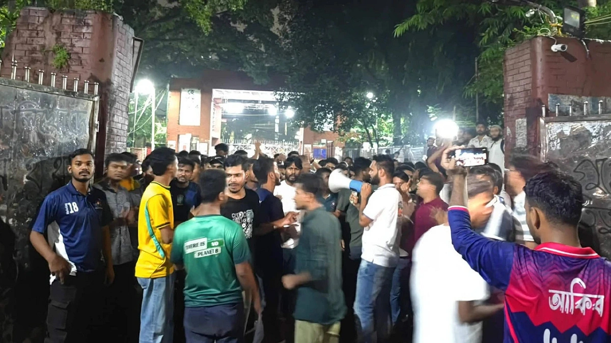 হল ফি নিয়ে বিক্ষোভ, অধ্যক্ষের পদত্যাগ দাবি