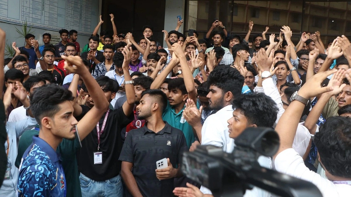 ‘সরতে হবে শিক্ষামন্ত্রীকে’- বিভিন্ন জেলায় বিক্ষোভে শিক্ষার্থীরা
