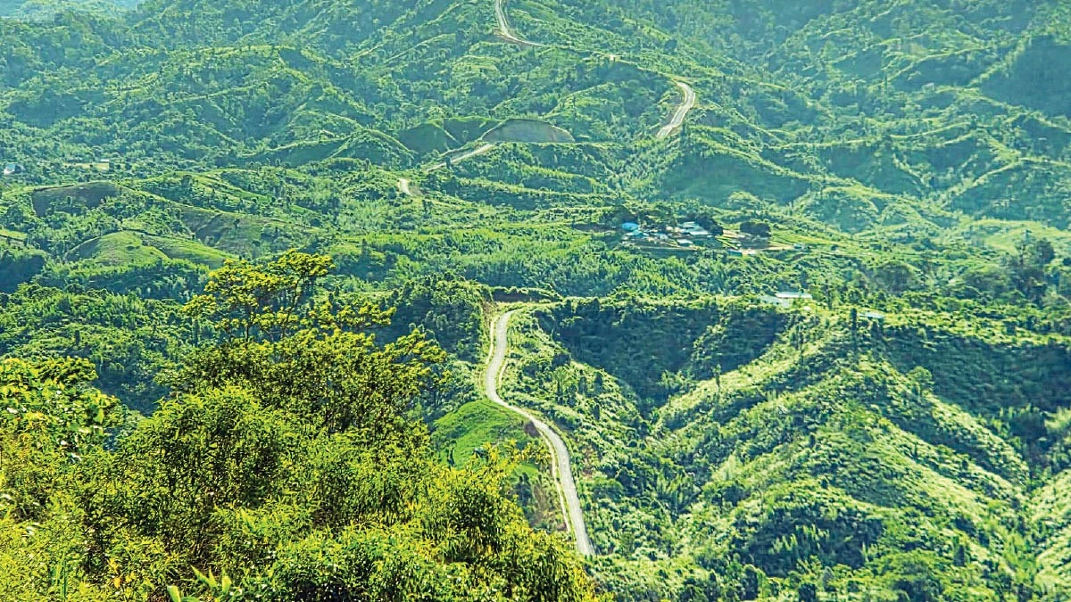 সবুজ পাহাড়ে আদিম পাড়া