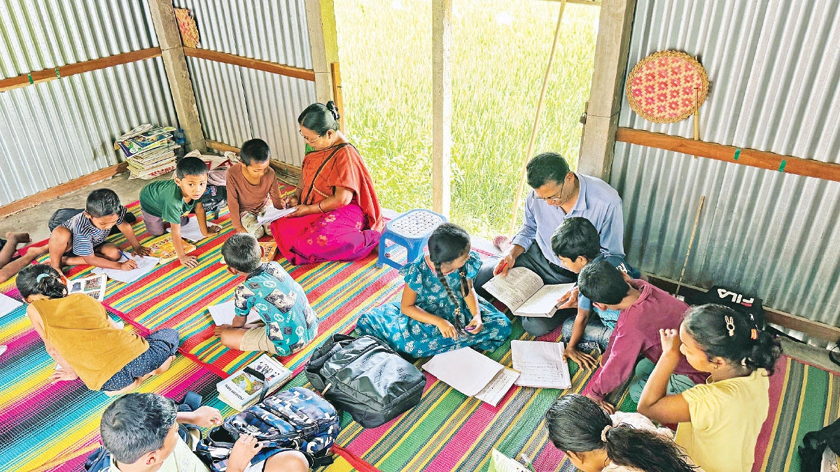 হঠাৎ সালাম দিয়ে বলে ‘স্যার, আমি আপনার ছাত্র’